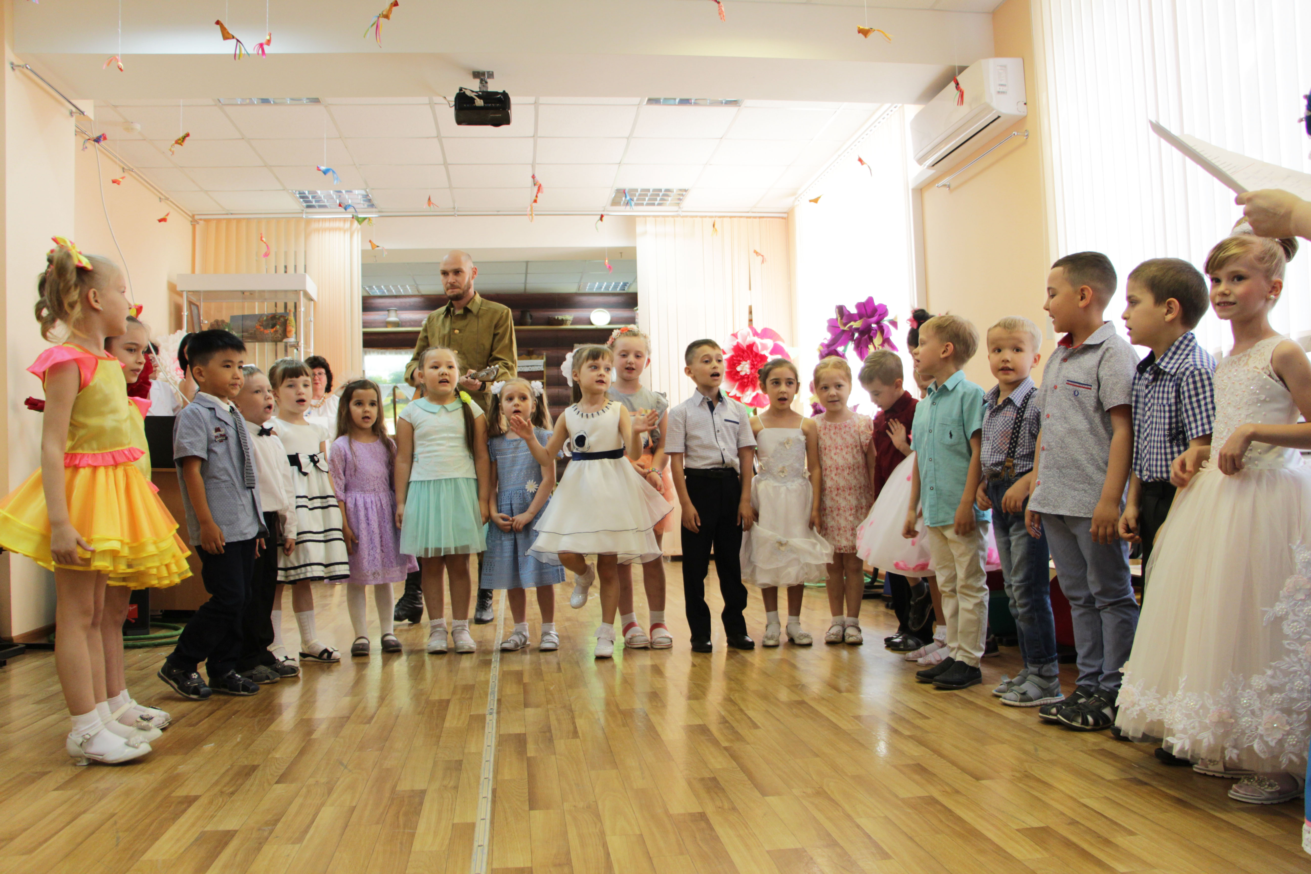 В Астраханской школе маленьких мастеров прошел выпускной бал