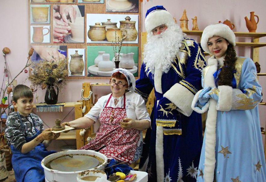 В Астрахани открылись выставки детских работ «Зимние узоры» и новогодних сувениров «Елкин базар»