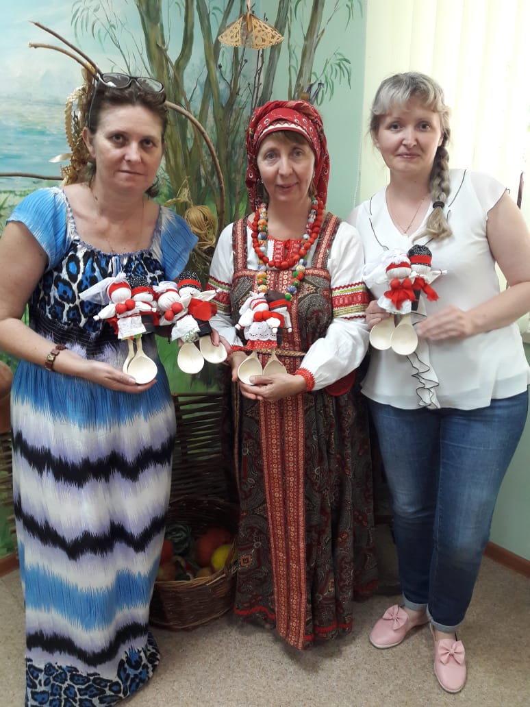 Мастер из Волгограда провела для астраханцев  мастер-класс по куклам на ложках