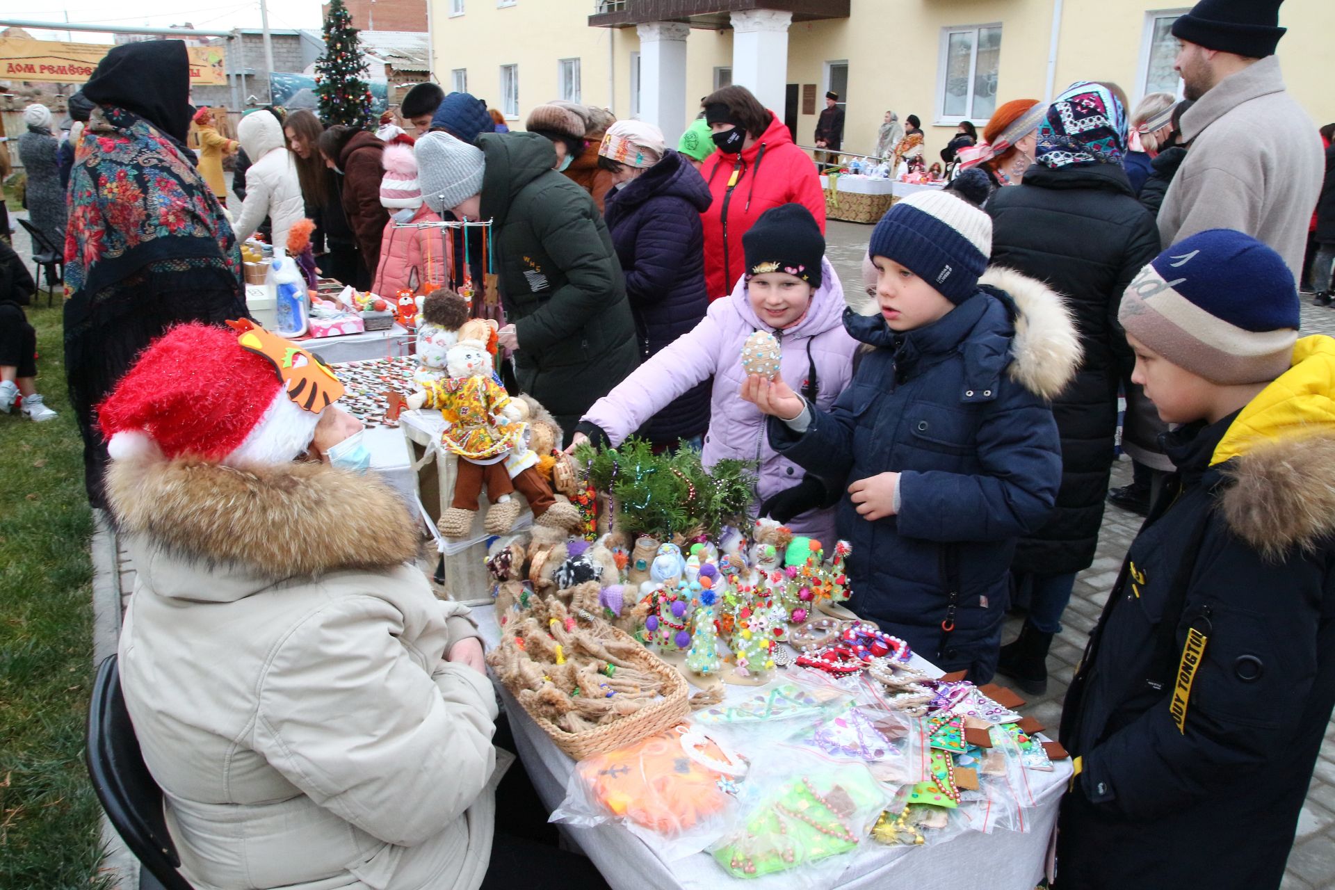В Астрахани прошла выставка-ярмарка «Елкин базар»