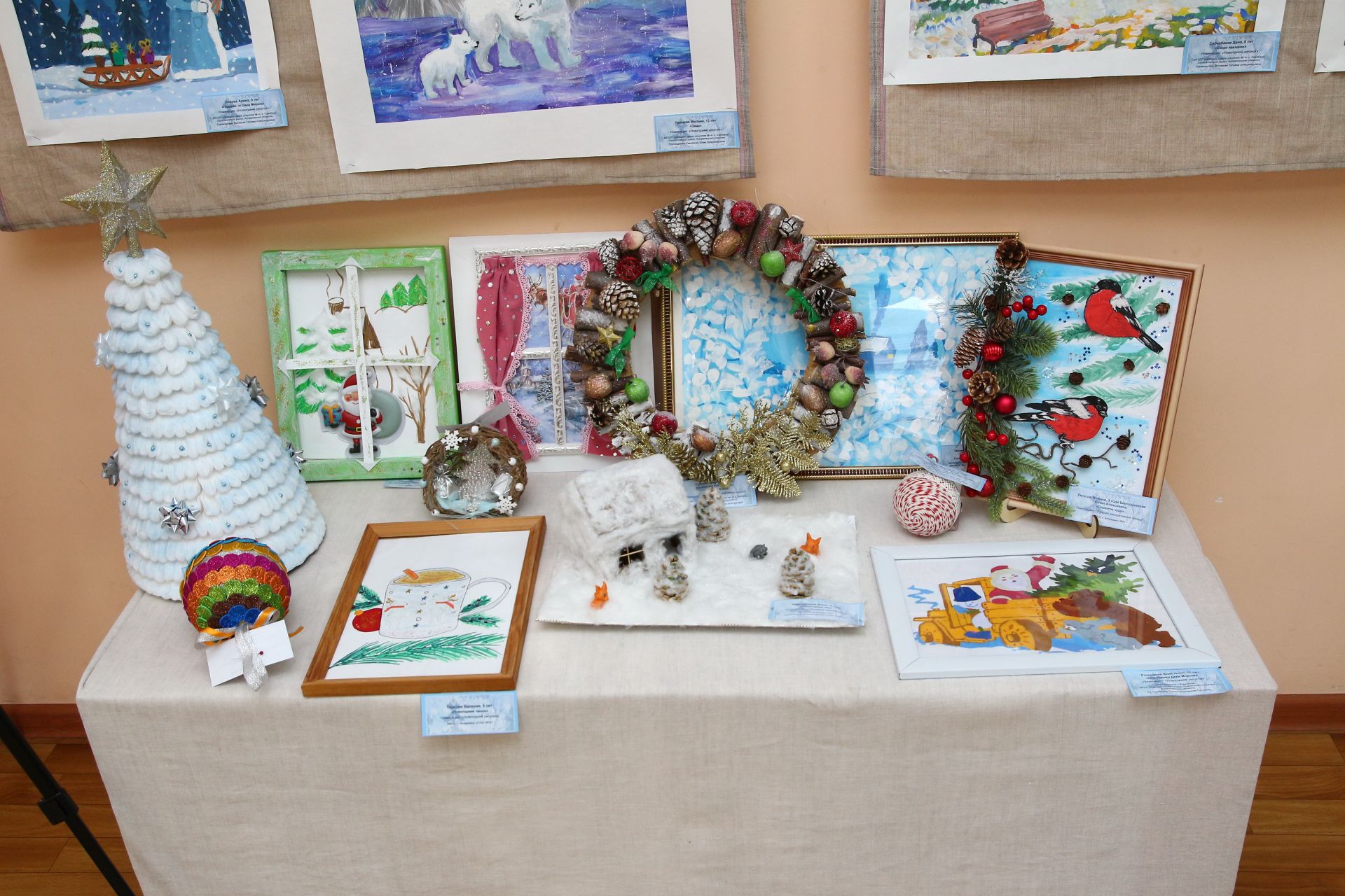 В Астрахани открылась выставка детских работ «Зимние узоры»