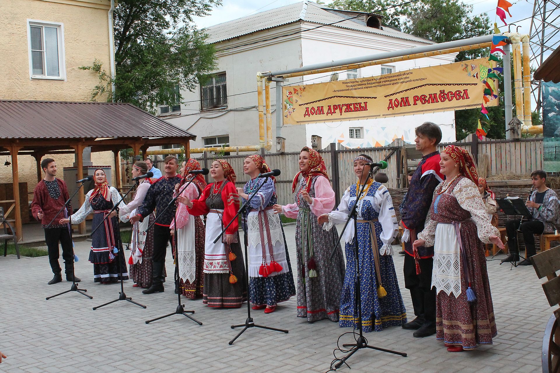 В Доме дружбы прошел благотворительный концерт для беженцев из Донбасса