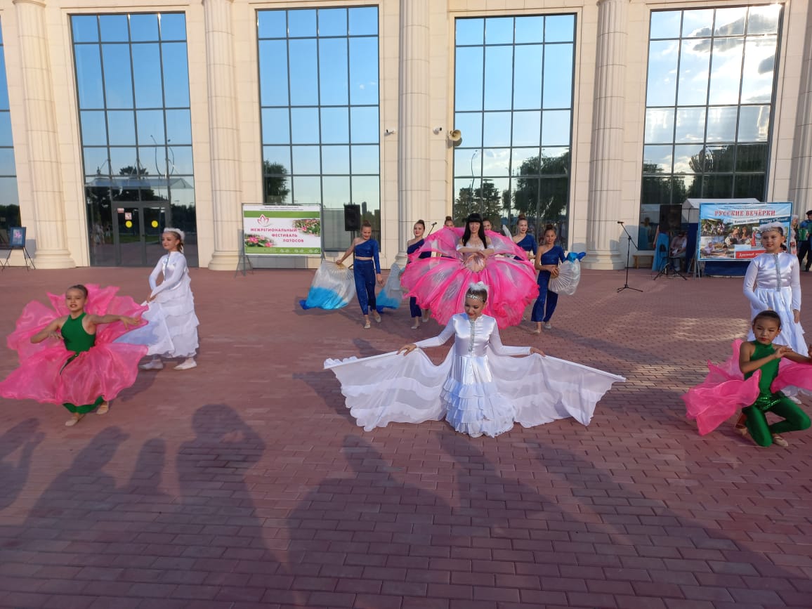 В Астрахани открылся межрегиональный фестиваль Лотосов