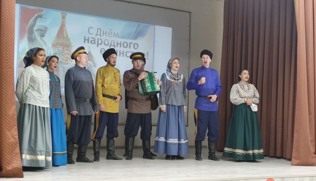 Ансамбль традиционной песни астраханских казаков выступил с благотворительным концертом в Астраханском СУВУ