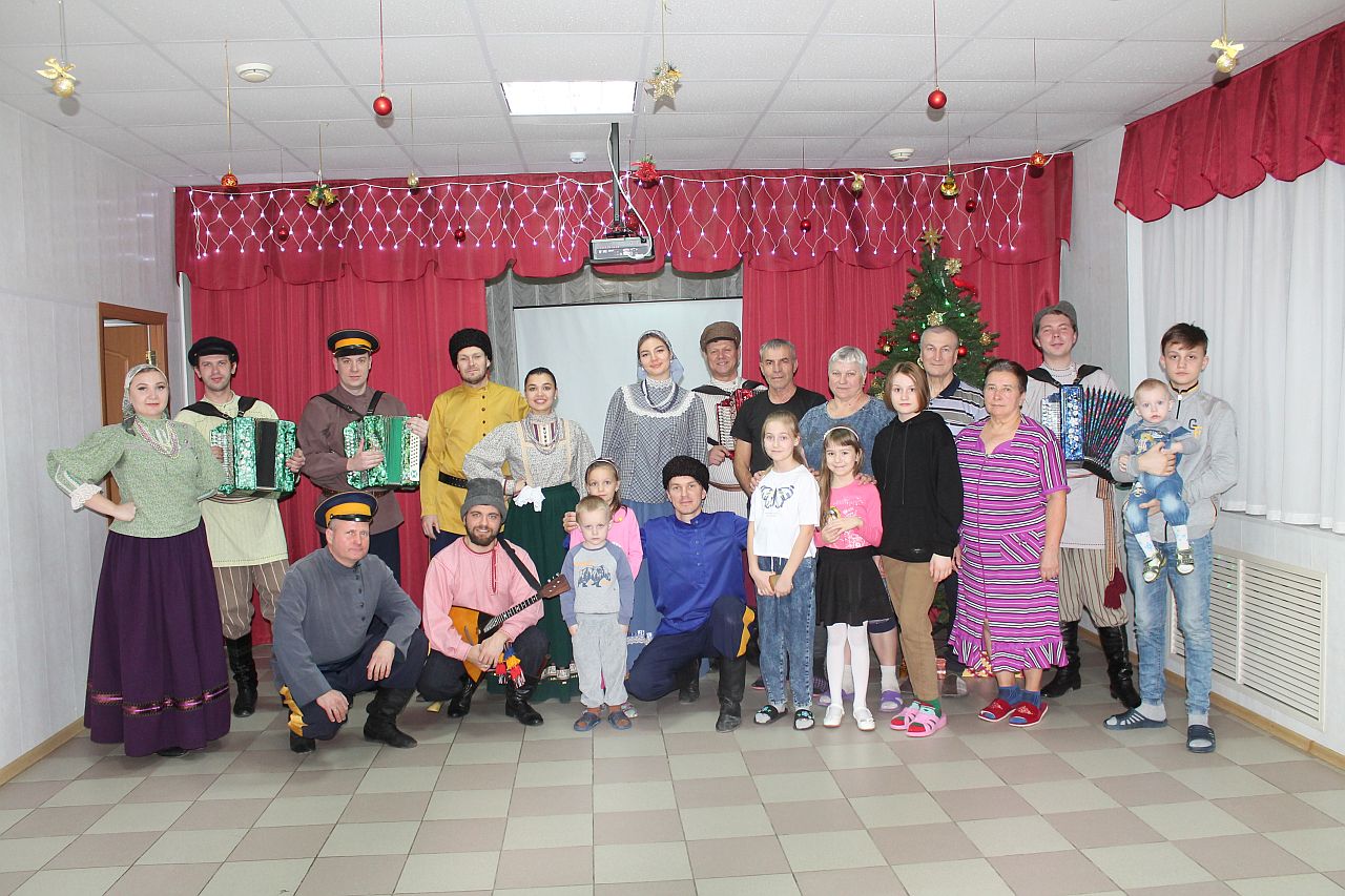 Творческие коллективы Центра народной культуры выступили перед жителями Донбасса
