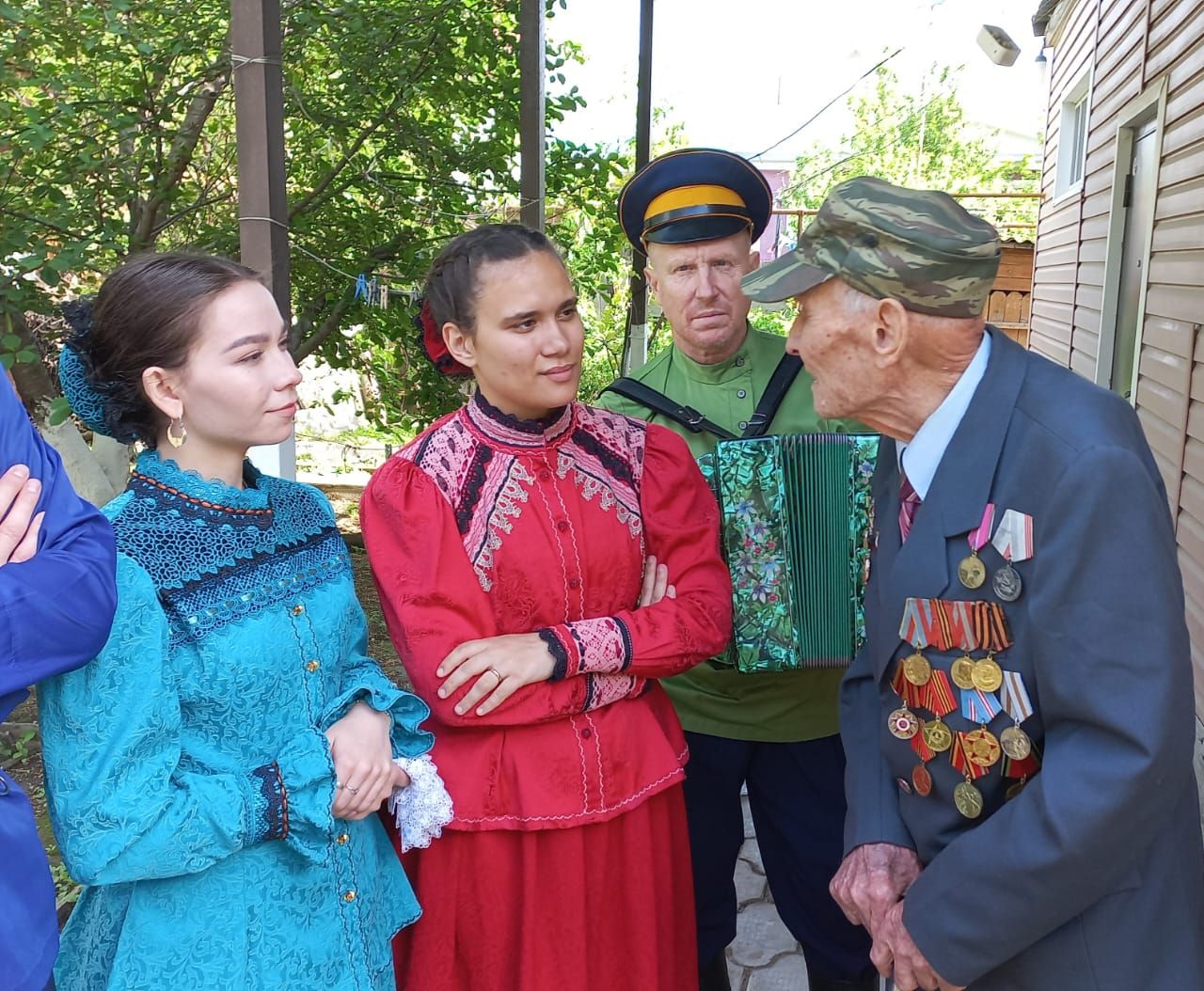 В Астраханской области «Фронтовая бригада» поздравила ветерана, который в этом году отмечает 100-летний юбилей