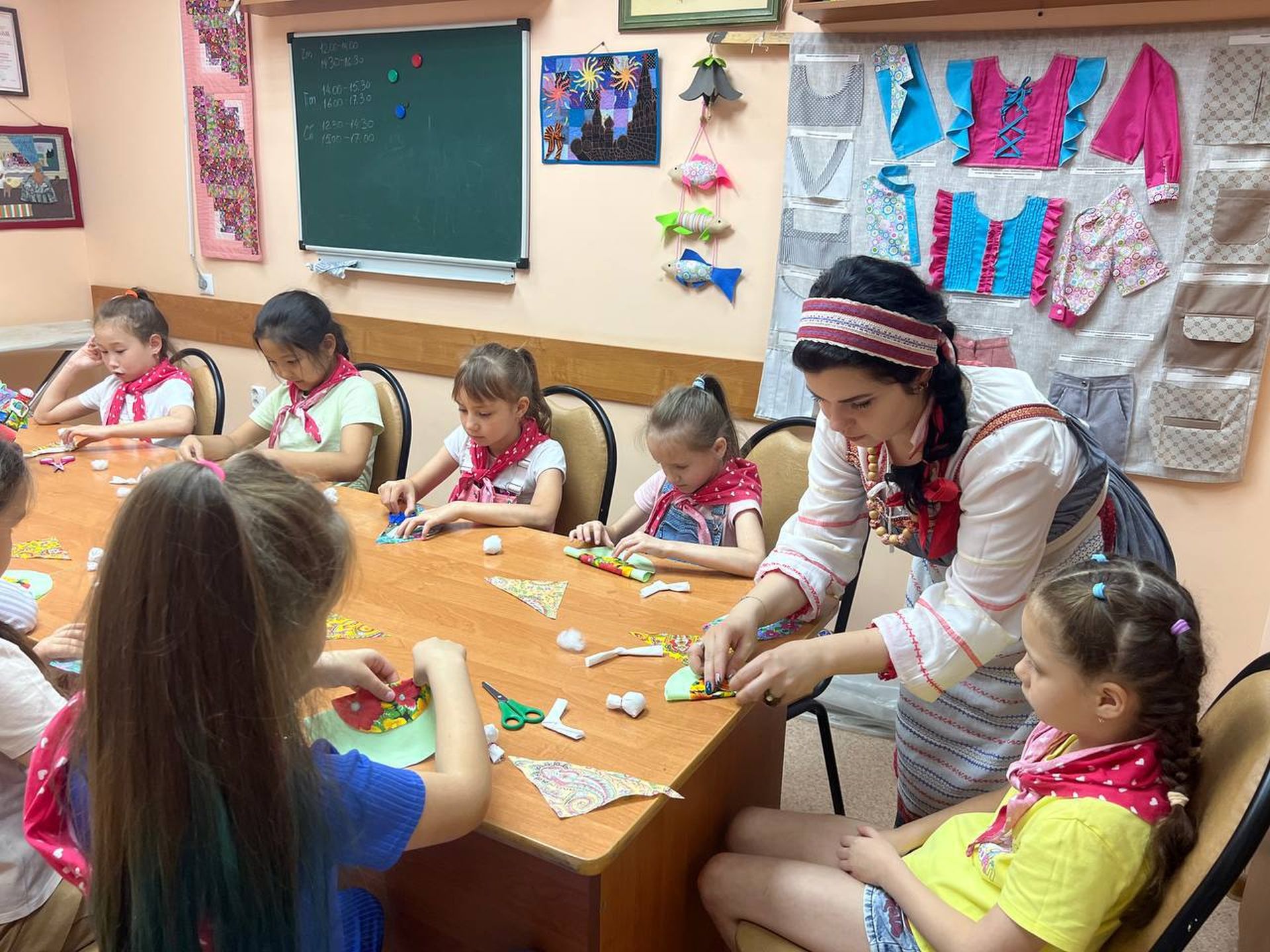 Астраханские школьники посетили Дом ремесел