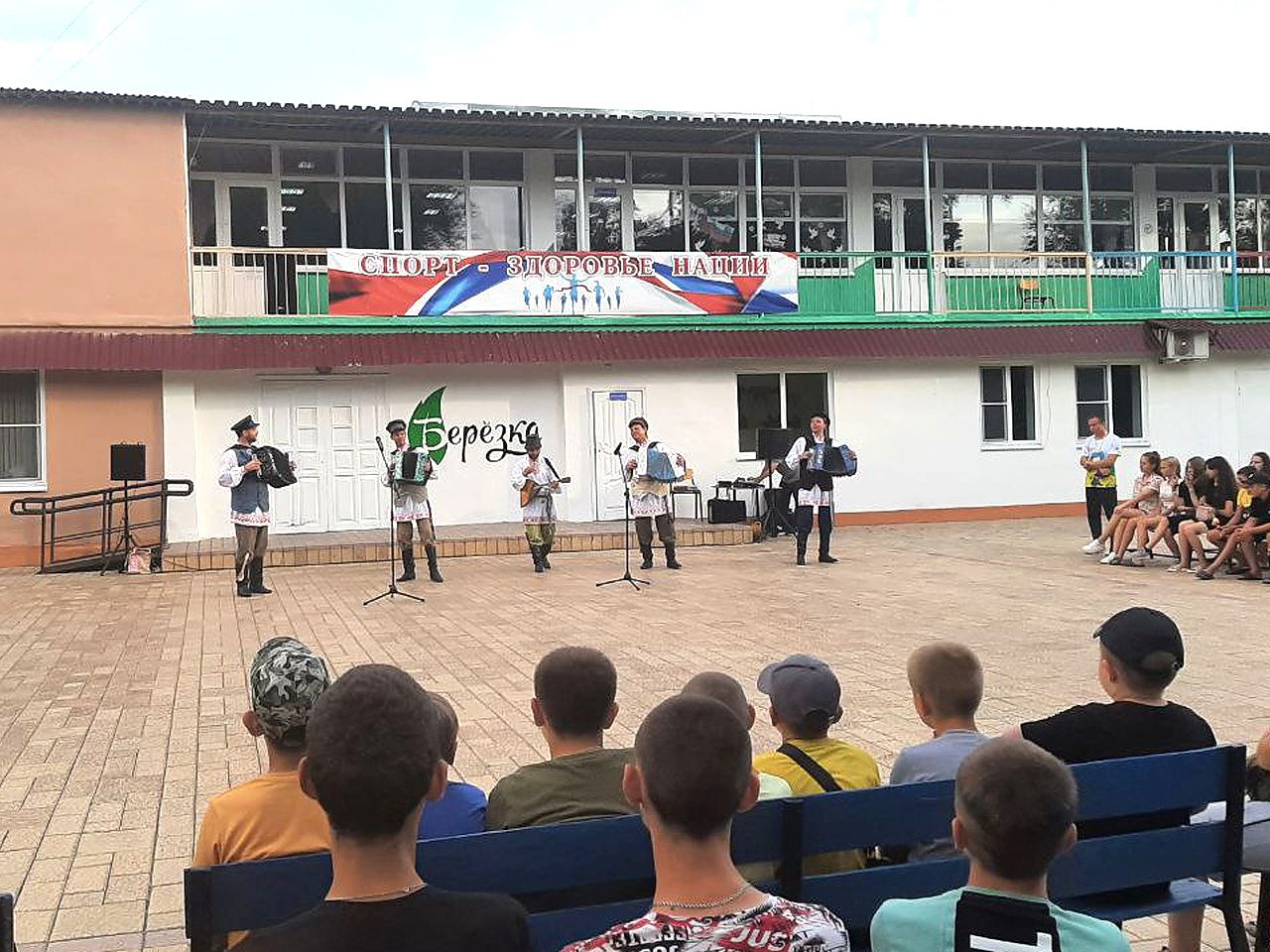Ансамбль «Русский строй» выступил перед школьниками из ЛНР