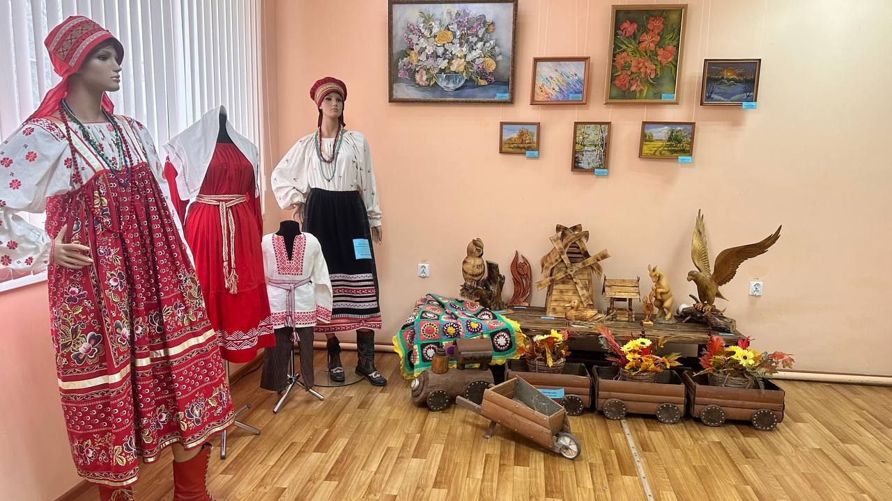 В Доме ремесел открылась выставка работ мастеров Приволжского и Харабалинского районов
