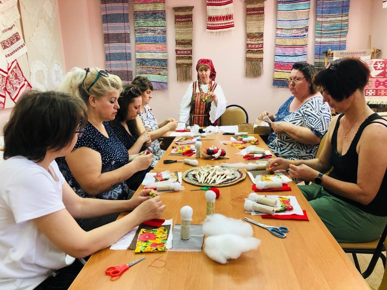Мастер из Волгограда провела для астраханцев мастер-класс по изготовлению народной куклы